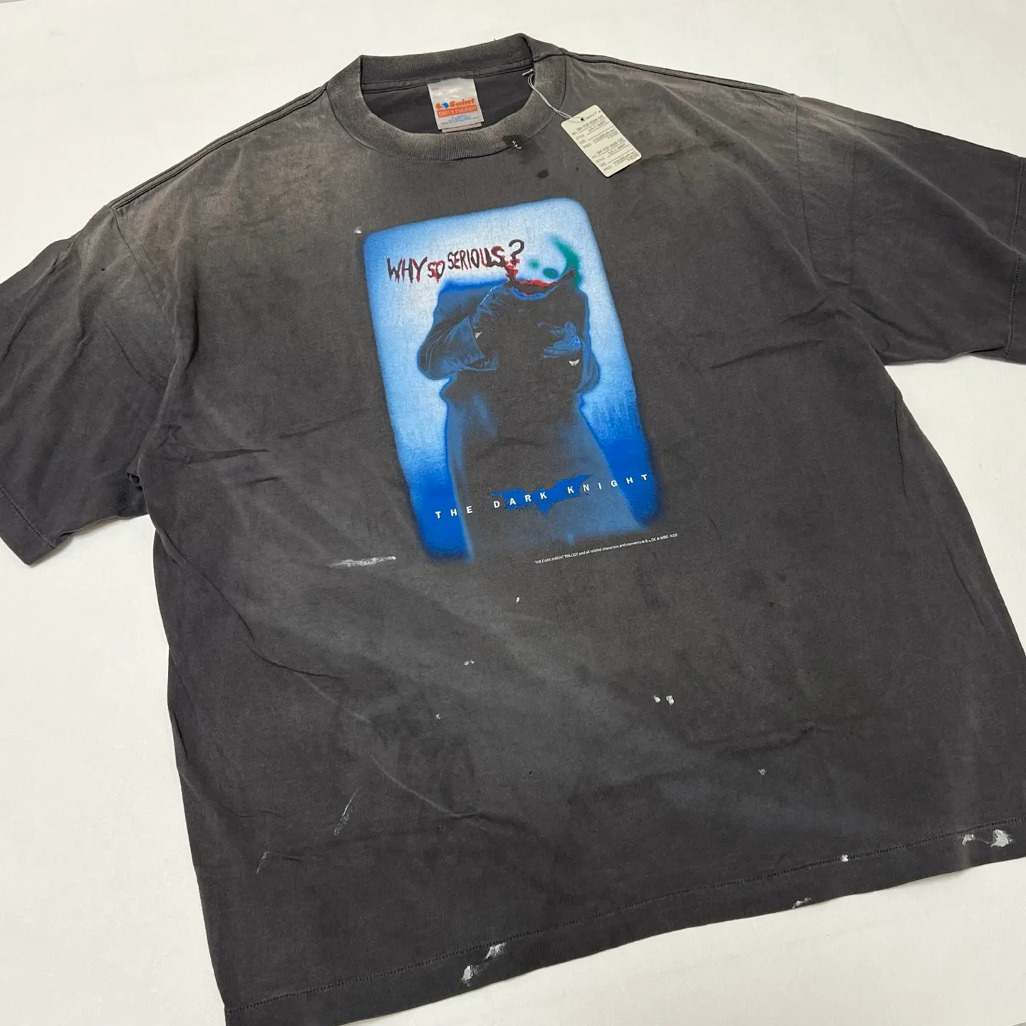 ⚠️This season's most important Batman-Joker IP collaboration SAINT Mxxxxxx x The Dark Knight BTM SS TEE/LIP/BLACK Dark Knight Batman collaboration Joker's Kiss/Joker Dagger retro distressed short-sleeves Washed black S-XL Assute ready-to-wear dyeing Ma Liu faded Re-washed to make old Genuine proofing Custom-made correct main mark Washed mark Differences see pictures and goods Top-notch printing technology God restores every detail of the original product